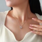 Colar de moissanita com coração duplo em ouro 18K