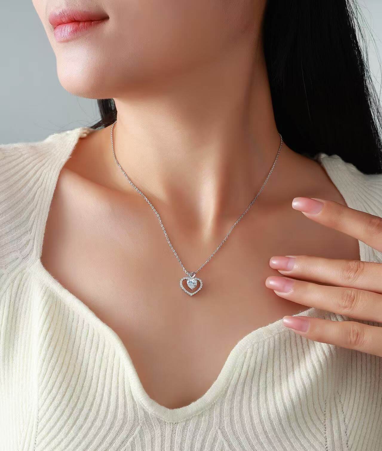 Colar de moissanita com coração duplo em ouro 18K