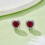 Boucles d'oreilles puces en pierre précieuse de laboratoire taillée en forme de cœur