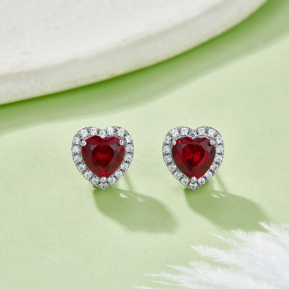 Boucles d'oreilles puces en pierre précieuse de laboratoire taillée en forme de cœur