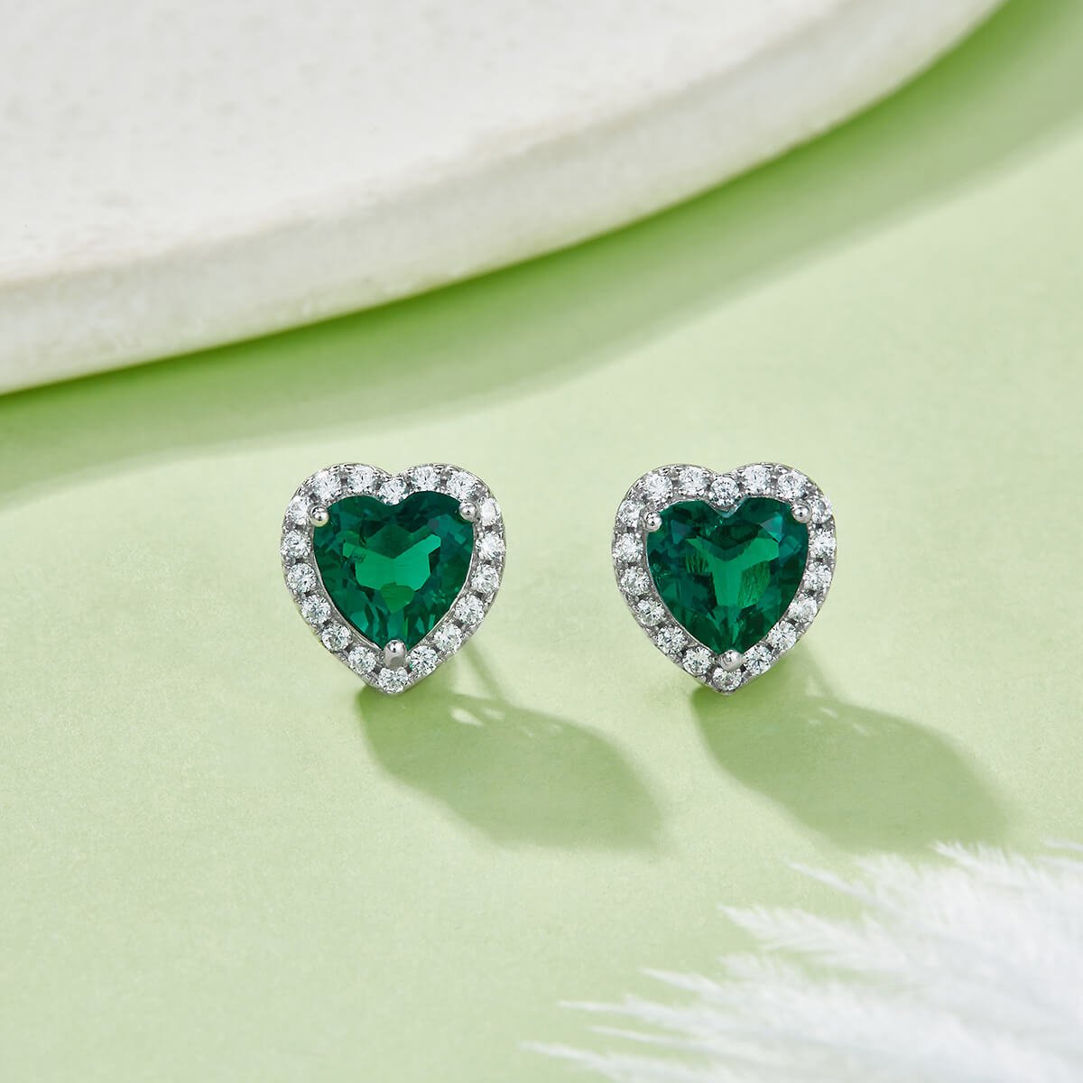 Boucles d'oreilles puces en pierre précieuse de laboratoire taillée en forme de cœur