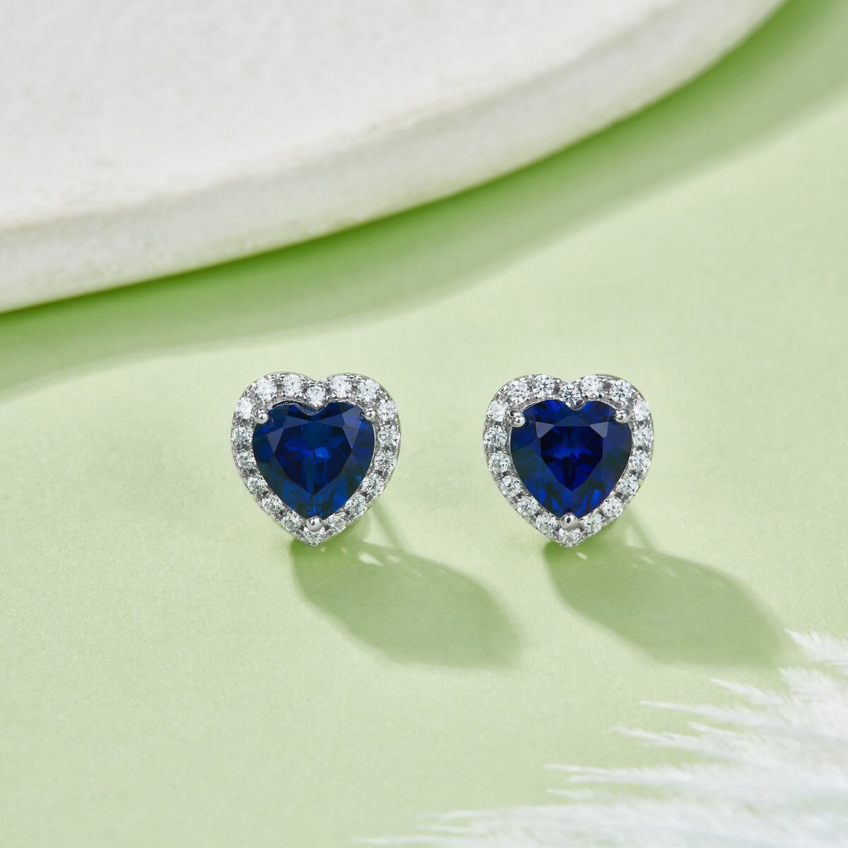Boucles d'oreilles puces en pierre précieuse de laboratoire taillée en forme de cœur