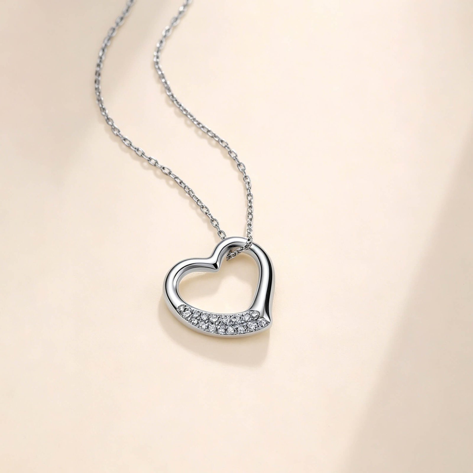 Collar con colgante de moissanita en forma de corazón de oro de 18 quilates