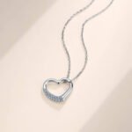Collar con colgante de moissanita en forma de corazón de oro de 18 quilates