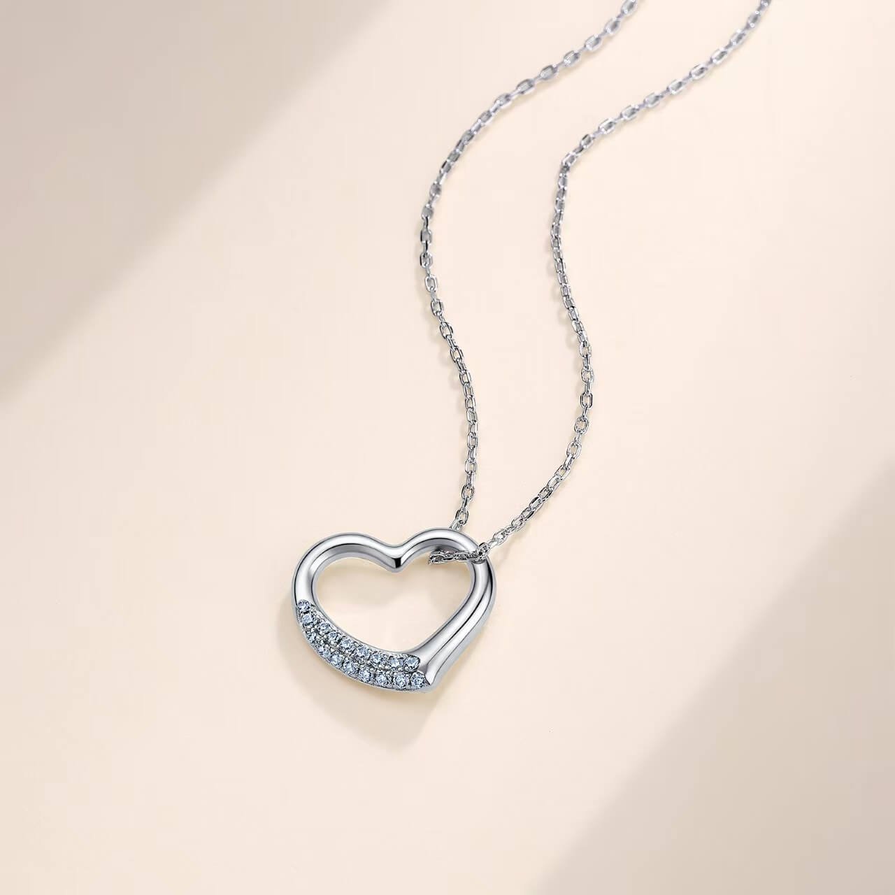 Collar con colgante de moissanita en forma de corazón de oro de 18 quilates