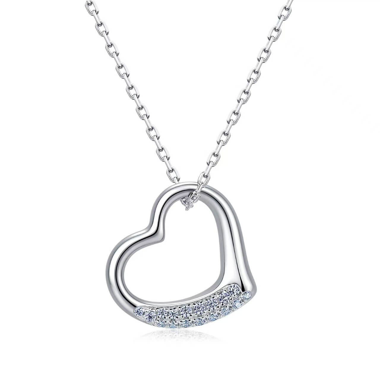 Collar con colgante de moissanita en forma de corazón de oro de 18 quilates