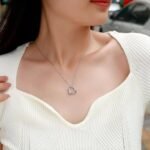 Collar con colgante de moissanita en forma de corazón de oro de 18 quilates