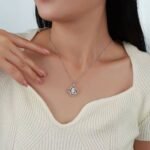 Colar de moissanita oval com corte céu estrelado em ouro 18K