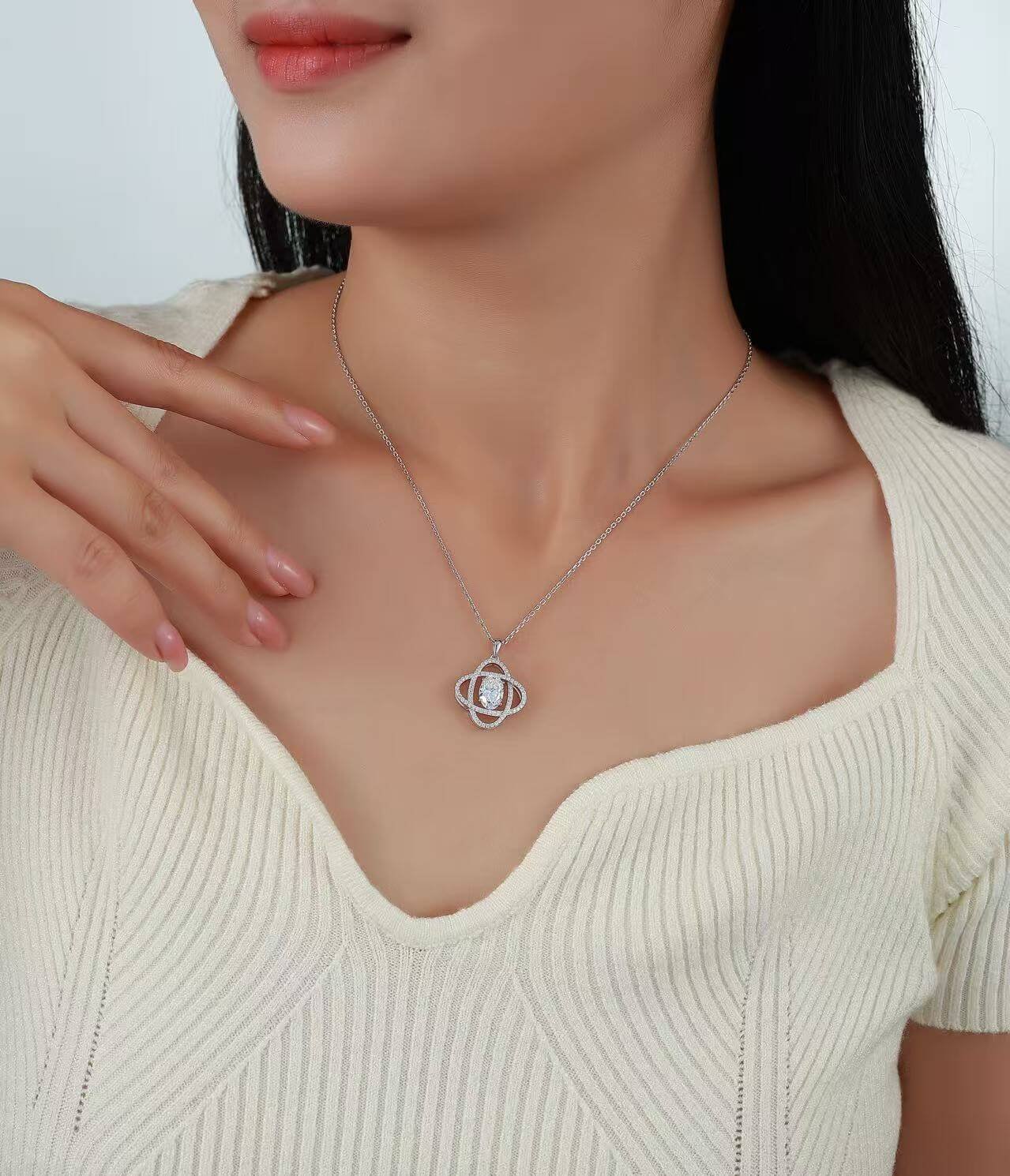 Colar de moissanita oval com corte céu estrelado em ouro 18K