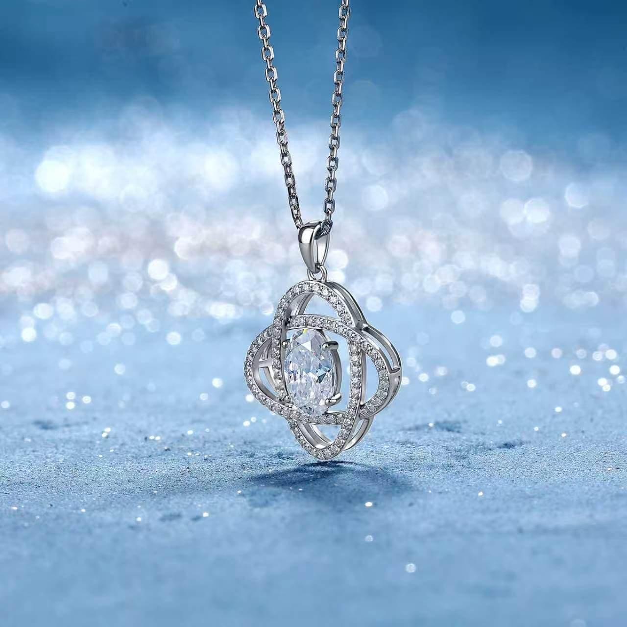 Colar de moissanita oval com corte céu estrelado em ouro 18K