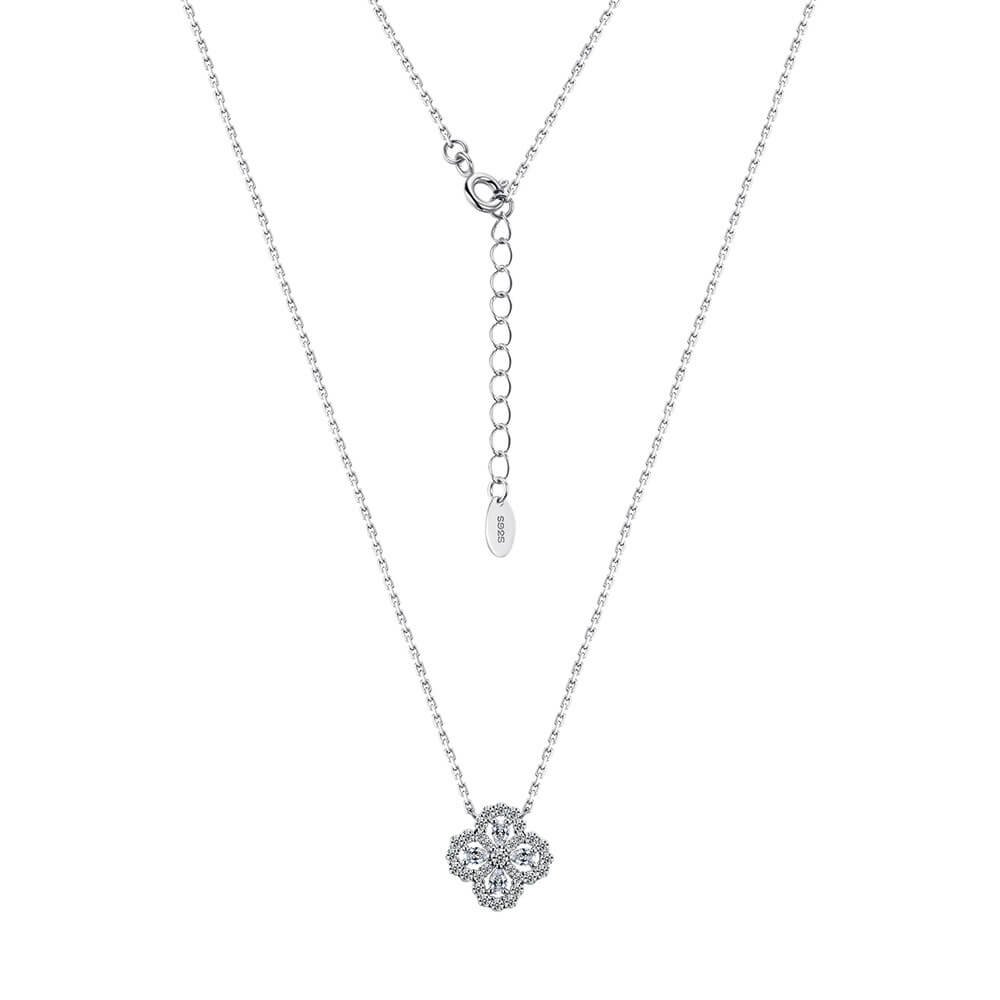 Collana rotonda in oro 18 carati con moissanite e quadrifoglio.