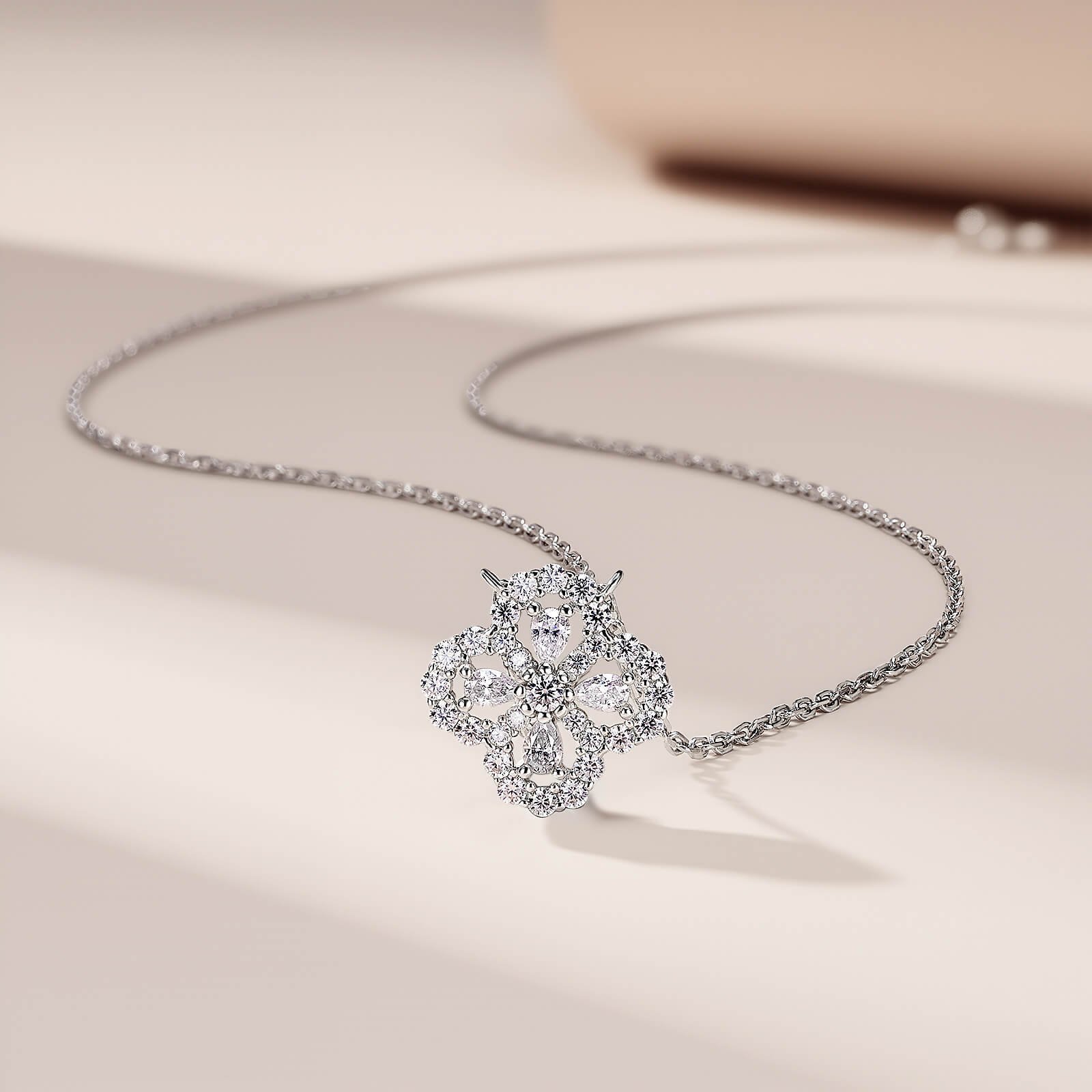Collana rotonda in oro 18 carati con moissanite e quadrifoglio.