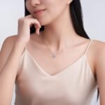 Collana rotonda in oro 18 carati con moissanite e quadrifoglio.