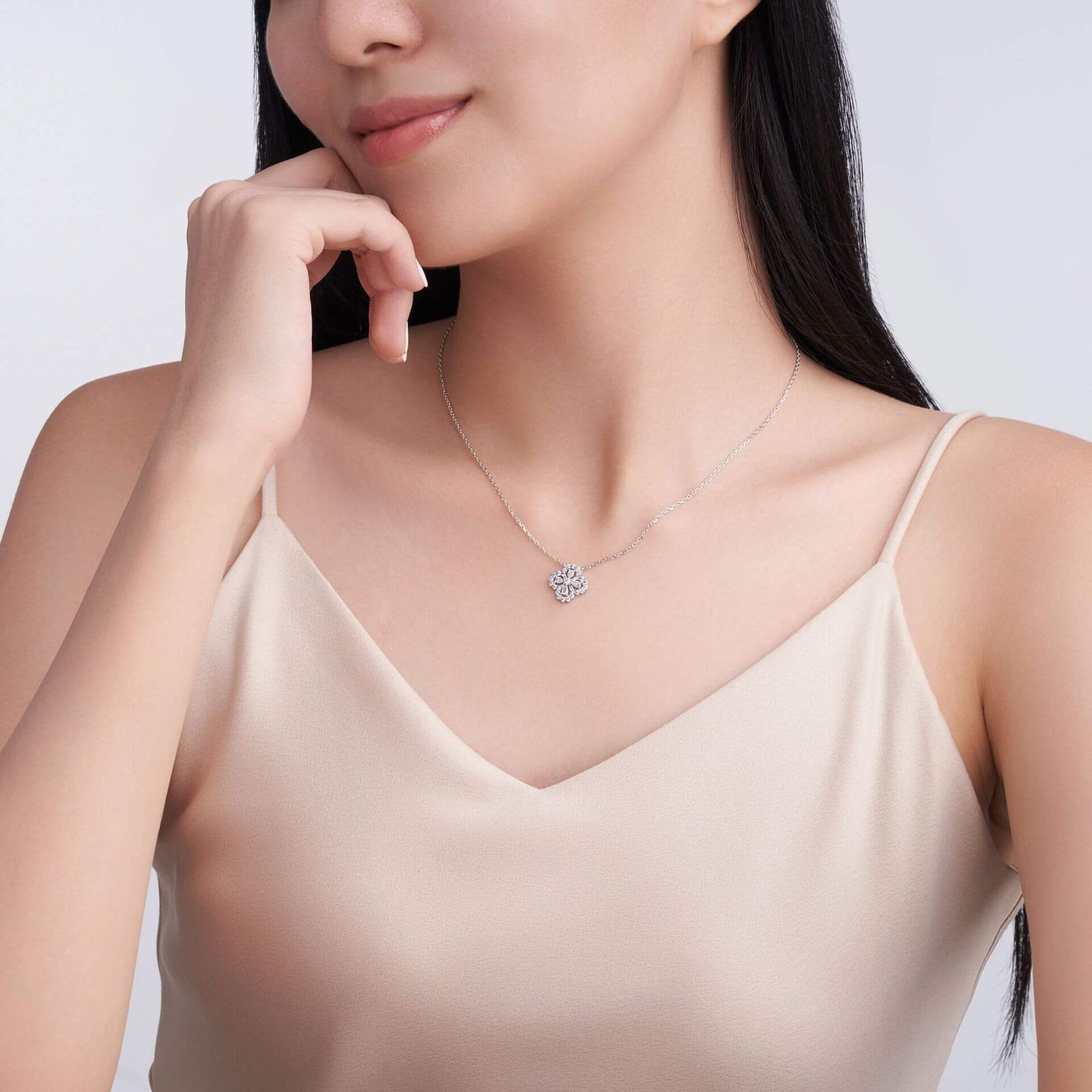 Collana rotonda in oro 18 carati con moissanite e quadrifoglio.