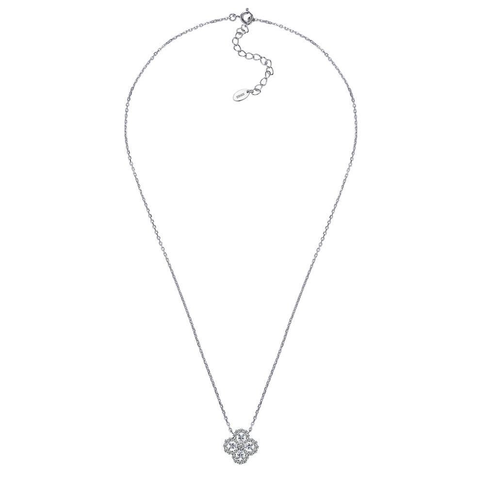 Collana rotonda in oro 18 carati con moissanite e quadrifoglio.