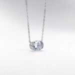 Collana con pendente ovale in moissanite color oro 18 carati