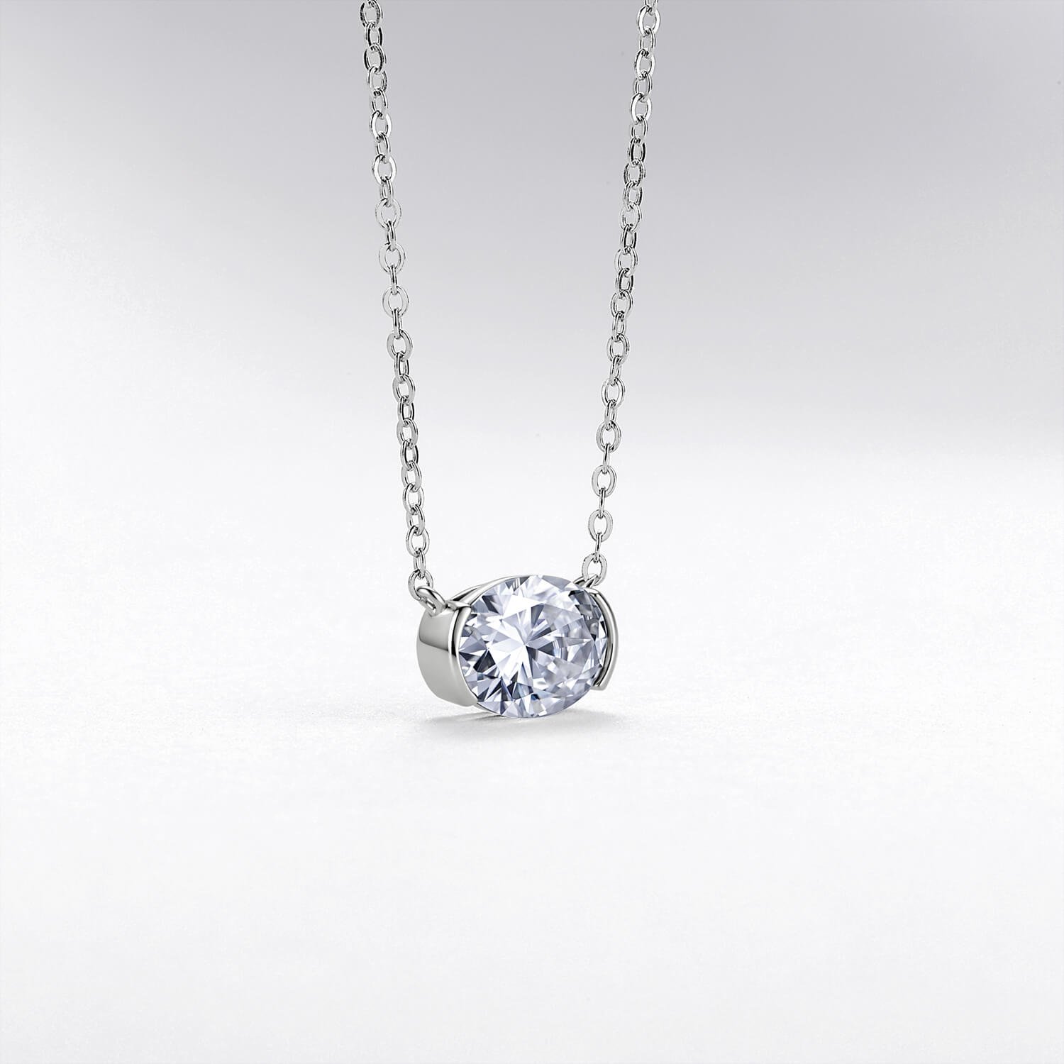 Collana con pendente ovale in moissanite color oro 18 carati