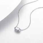 Collana con pendente ovale in moissanite color oro 18 carati
