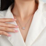 Collana con pendente ovale in moissanite color oro 18 carati