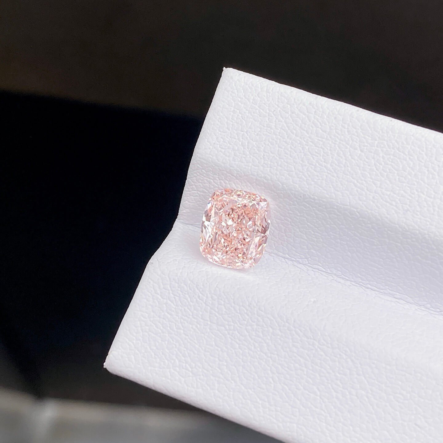 Diamante de laboratório rosa intenso de 2,01 ct com lapidação almofada Diamante de laboratório rosa intenso de 2,01 ct com lapidação almofada