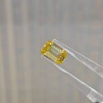 Kim cương nhân tạo màu vàng đậm, cắt hình lục giác, trọng lượng 2,02 carat.