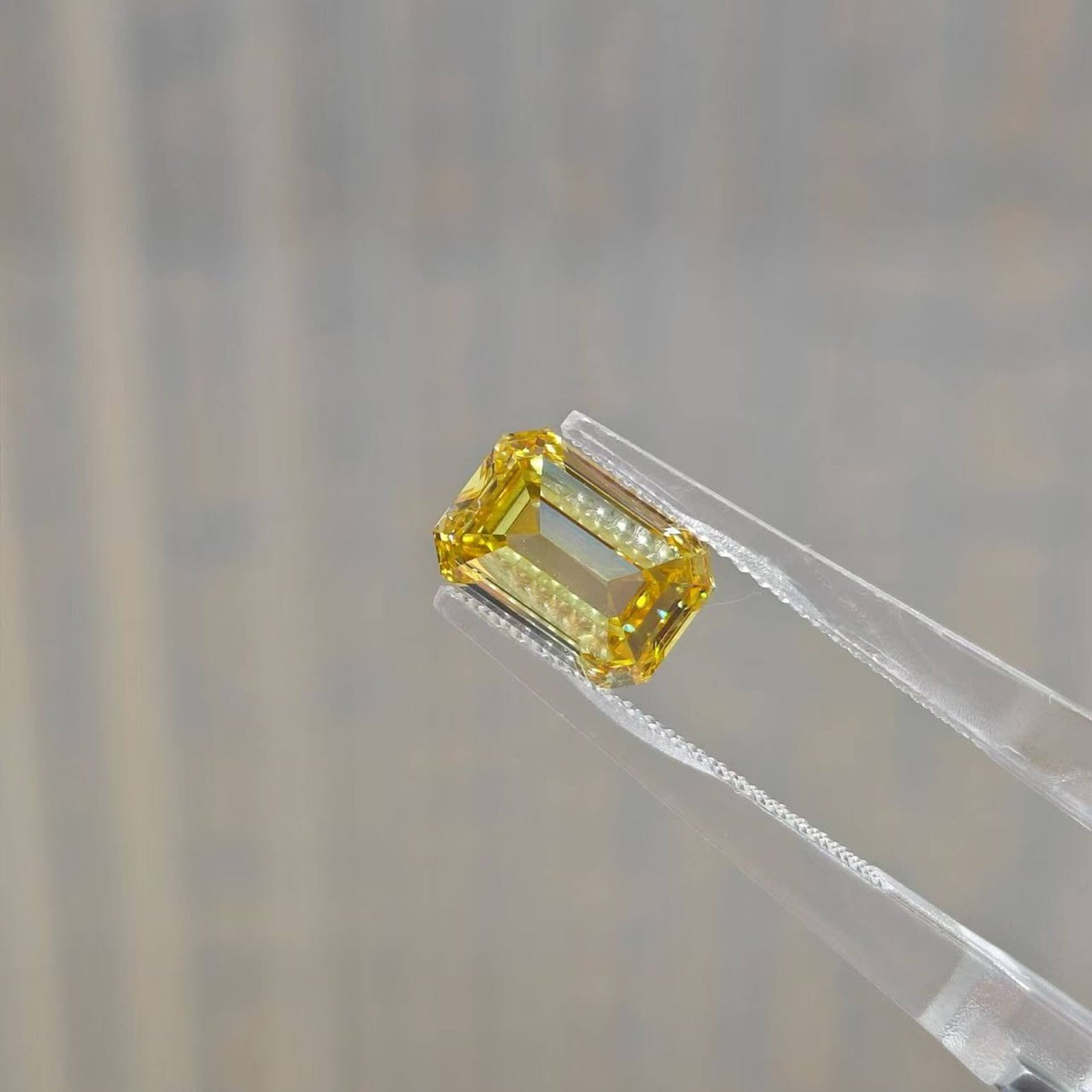 Kim cương nhân tạo màu vàng đậm, cắt hình lục giác, trọng lượng 2,02 carat.