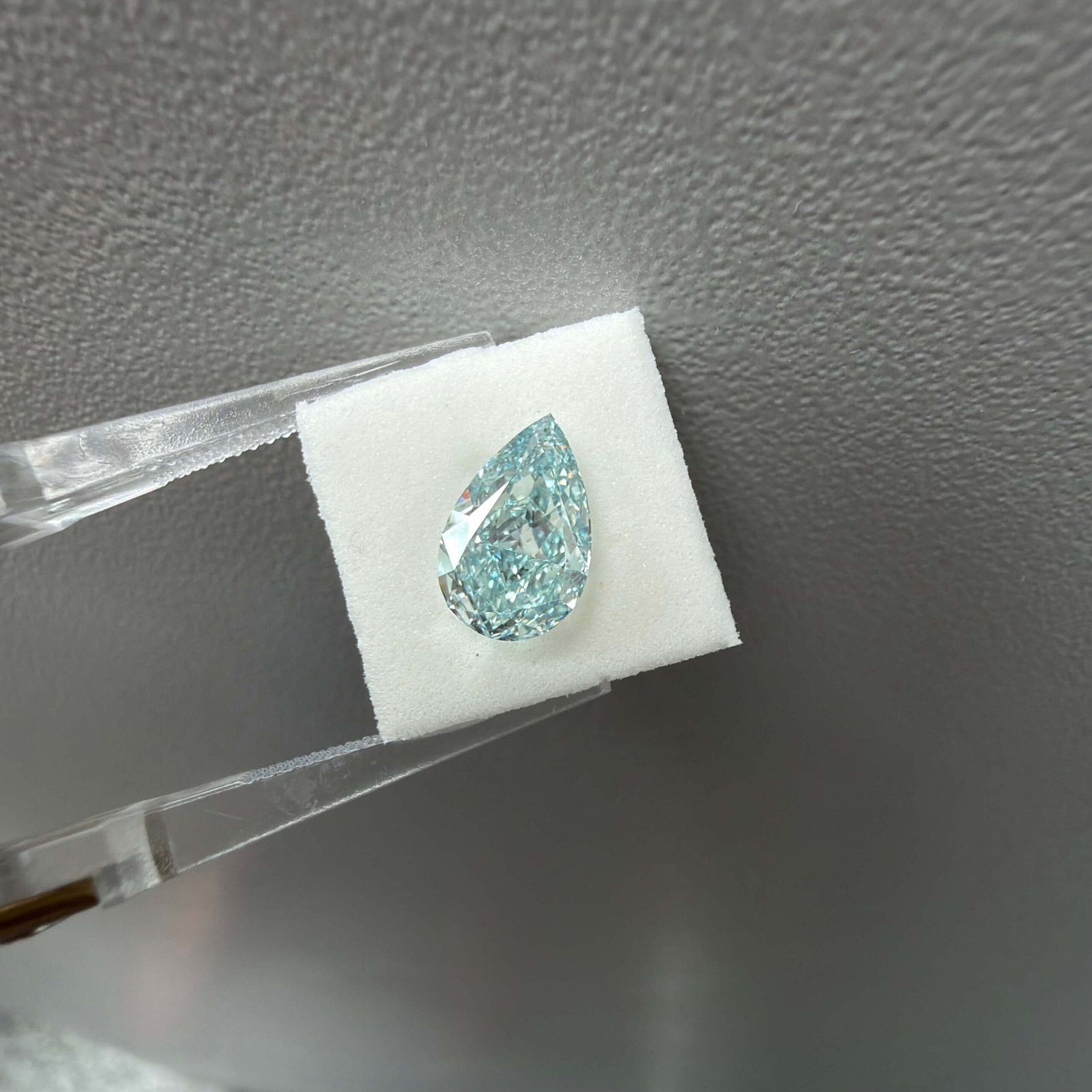 Kim cương nhân tạo màu xanh lá cây hình quả lê, cắt giác 2,02 carat Kim cương nhân tạo màu xanh lá cây hình quả lê, cắt giác 2,02 carat