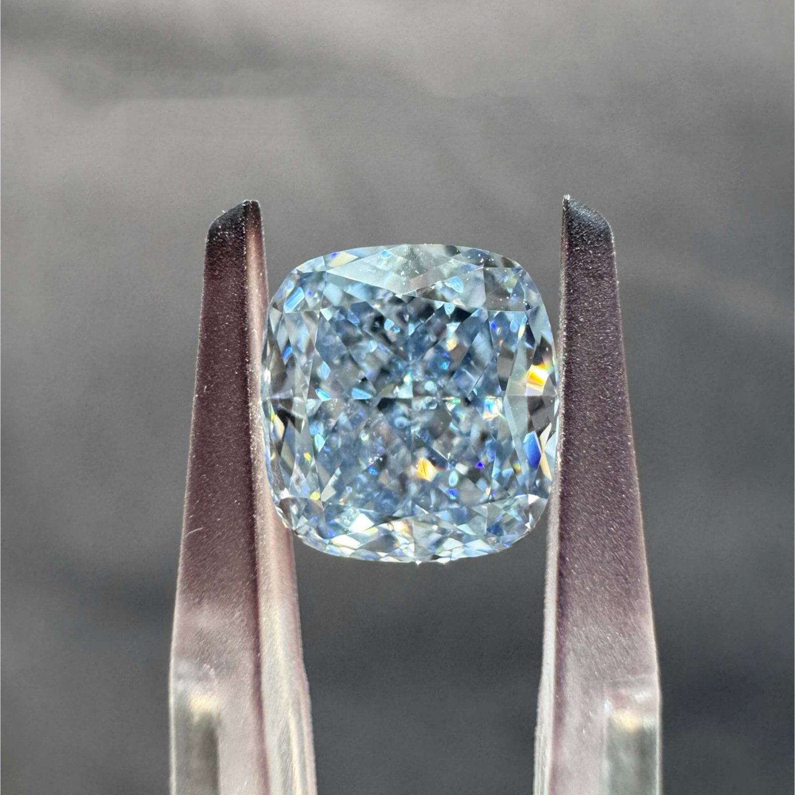Kim cương nhân tạo màu xanh đậm, cắt kiểu cushion, trọng lượng 2,04 carat. Kim cương nhân tạo màu xanh đậm, cắt kiểu cushion, trọng lượng 2,04 carat.