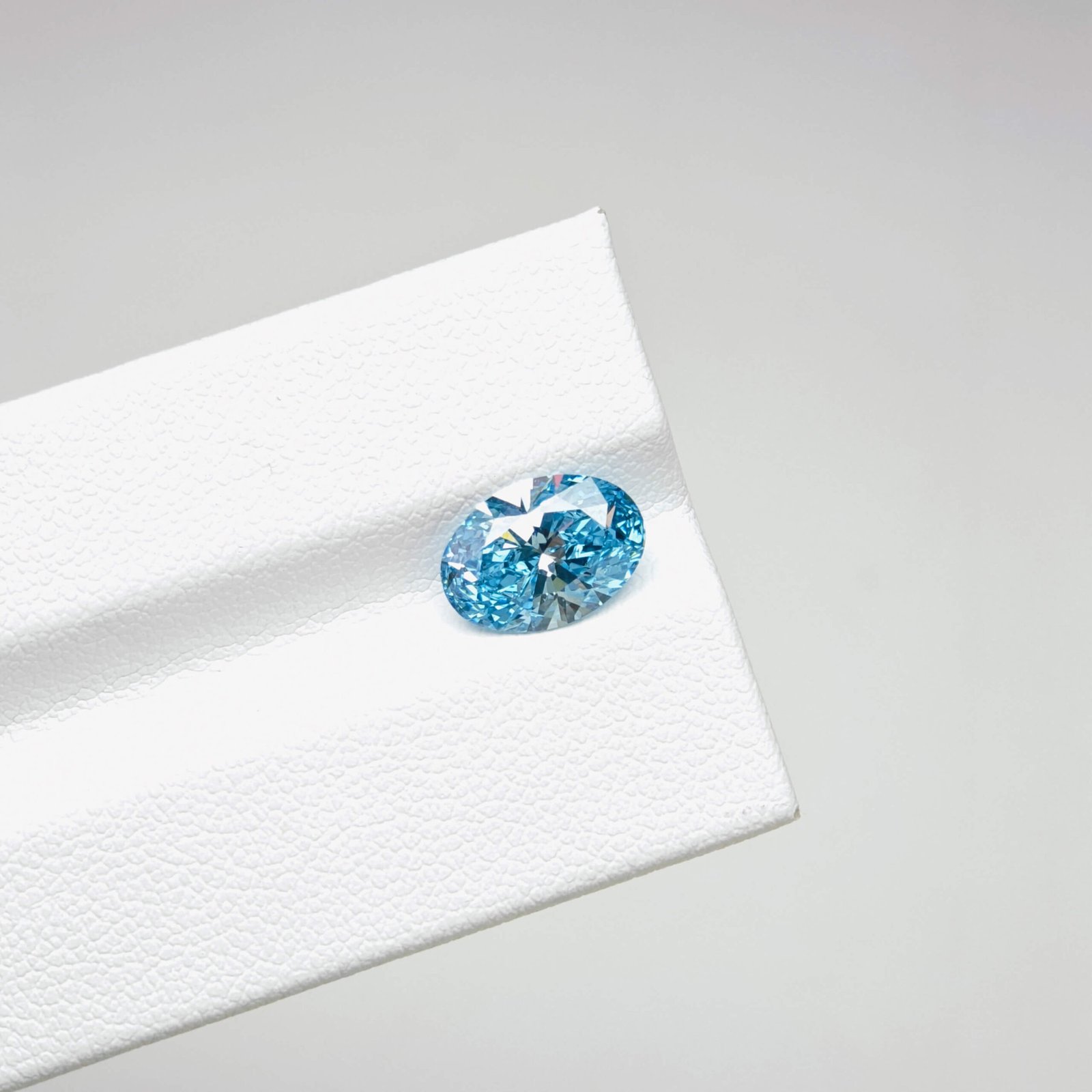 Diamante sintetico blu intenso fantasia, taglio ovale, da 2,05 carati. Diamante sintetico blu intenso fantasia, taglio ovale, da 2,05 carati.