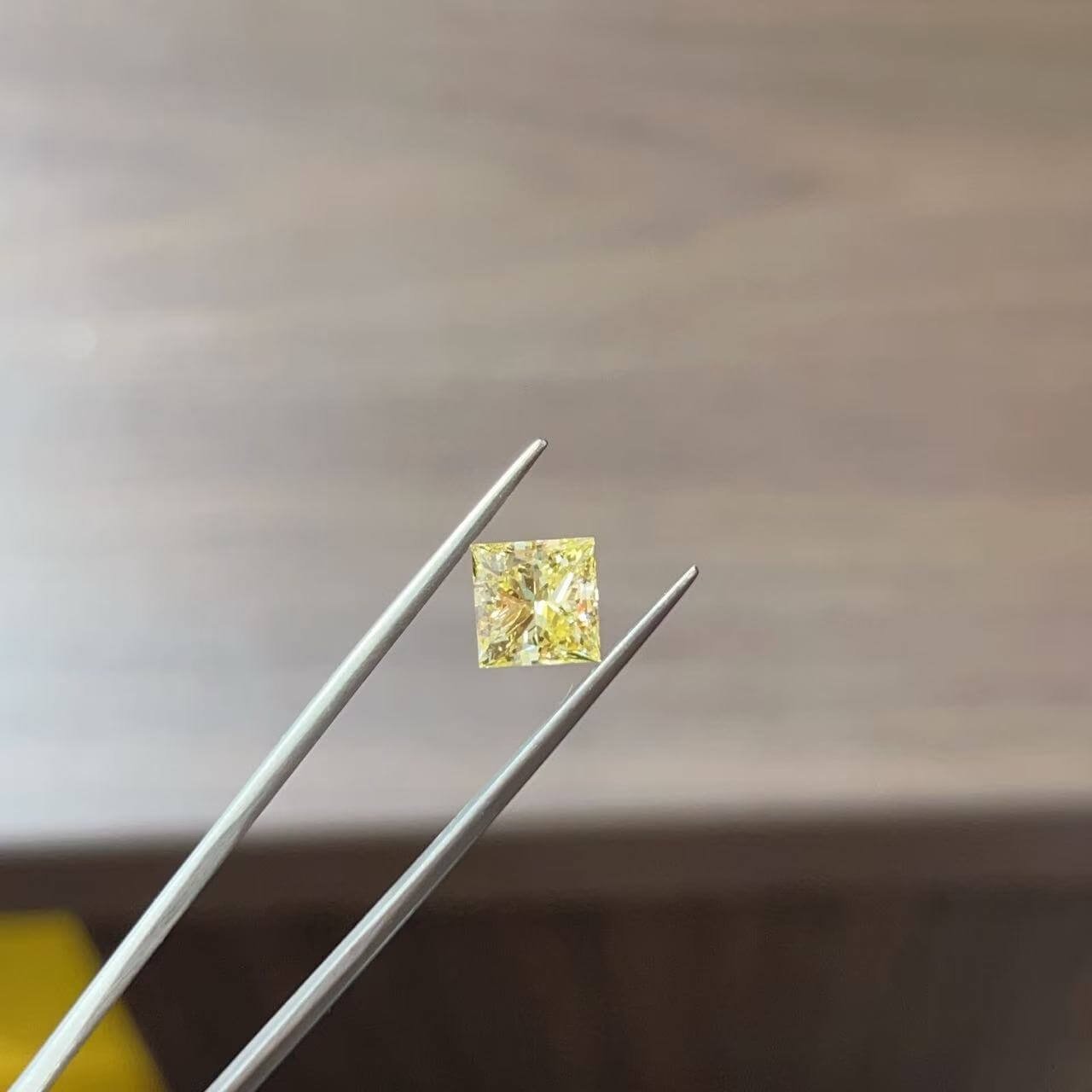 Kim cương nhân tạo màu vàng đậm, cắt kiểu công chúa, trọng lượng 2,07 carat.