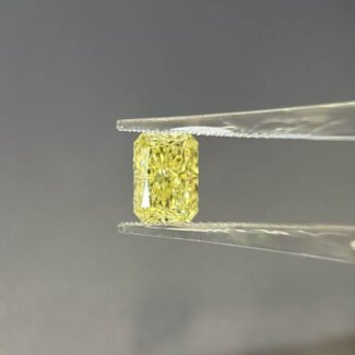 Kim cương nhân tạo màu vàng đậm, cắt kiểu radiant, trọng lượng 2,08ct.