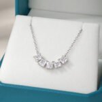 Colar com pingente de moissanita de 2,0 ct com cinco cortes princesa. Colar com pingente de moissanita de 2,0 ct com cinco lapidações princesa