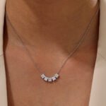 Colar com pingente de 5 moissanitas de 2,0 ct com corte princesa. Colar com pingente de moissanita de 2,0 ct com cinco lapidações princesa