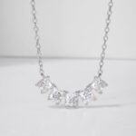 Colar com pingente de moissanita de 2,0 ct com cinco cortes princesa. Colar com pingente de moissanita de 2,0 ct com cinco lapidações princesa