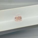 Kim cương nhân tạo màu hồng đậm, cắt kiểu radiant, trọng lượng 2,19 carat.