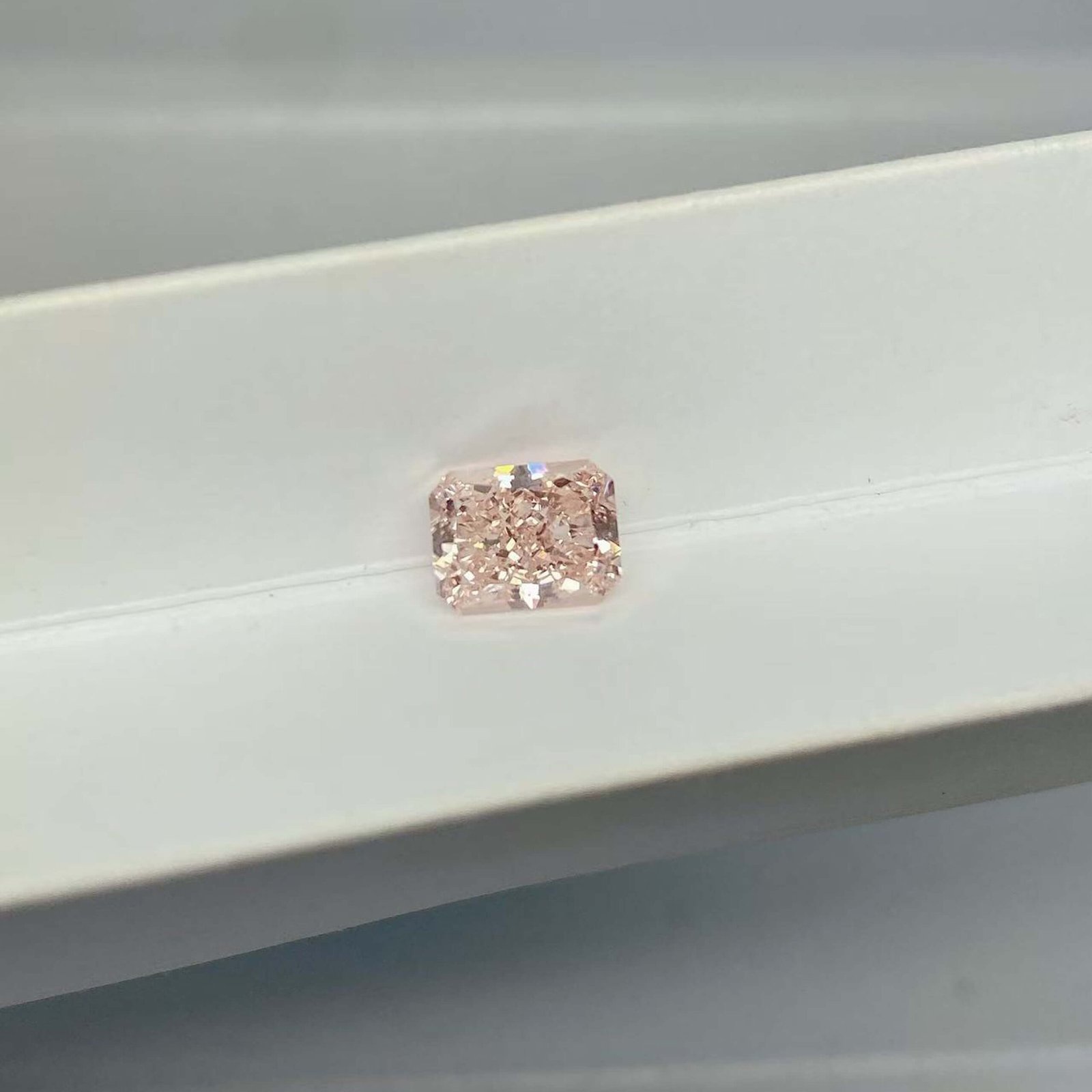 Kim cương nhân tạo màu hồng đậm, cắt kiểu radiant, trọng lượng 2,19 carat.