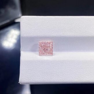 Kim cương nhân tạo màu hồng nhạt, cắt kiểu công chúa, trọng lượng 2,21 carat.