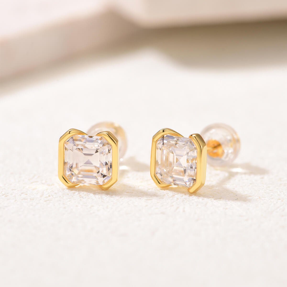 Oorbellen met 2ct Asscher-geslepen Moissanite. Oorbellen met 2ct Asscher-geslepen Moissanite.