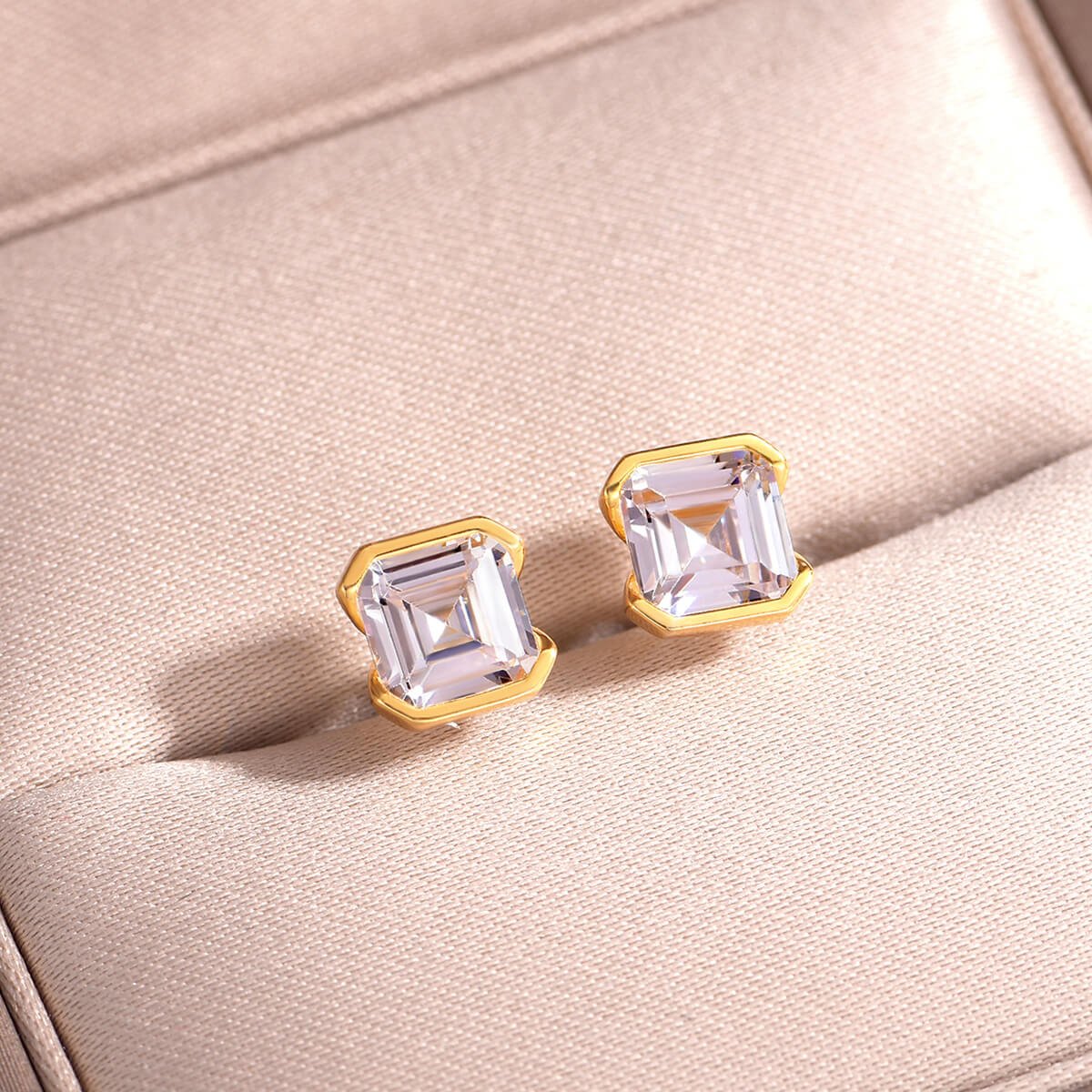 Oorbellen met 2ct Asscher-geslepen Moissanite. Oorbellen met 2ct Asscher-geslepen Moissanite.