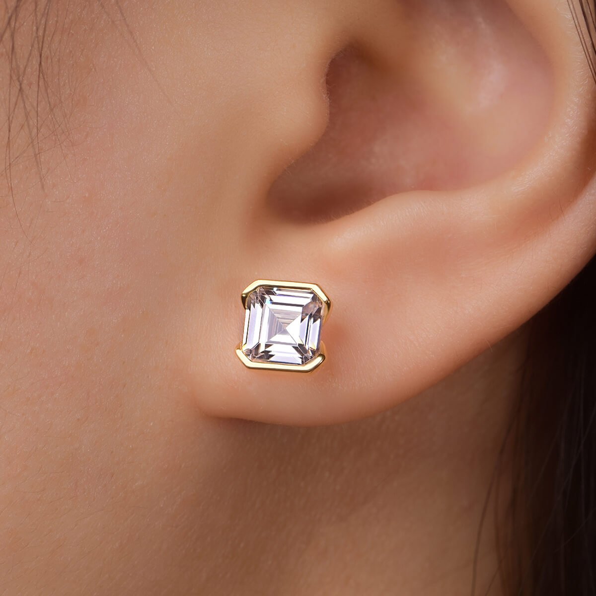 Oorbellen met 2ct Asscher-geslepen Moissanite. Oorbellen met 2ct Asscher-geslepen Moissanite.