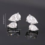Oorbellen met 3 pootjes en dubbele peervormige Moissanite-steen.