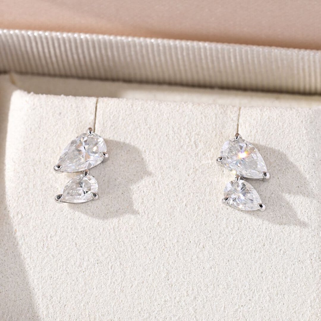 Oorbellen met 3 pootjes en dubbele peervormige Moissanite-steen.