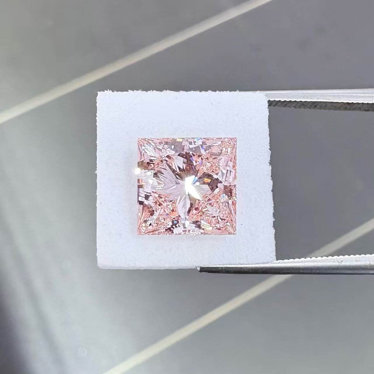 Kim cương nhân tạo màu hồng đậm, cắt kiểu công chúa, 3.00ct