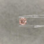 Kim cương nhân tạo màu hồng đậm, cắt kiểu cushion, trọng lượng 3,02 carat.