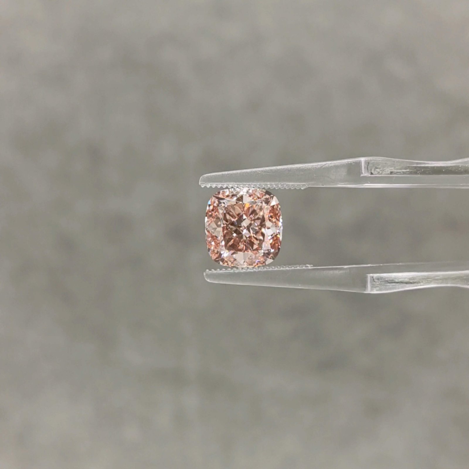 Kim cương nhân tạo màu hồng đậm, cắt kiểu cushion, trọng lượng 3,02 carat.
