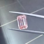 Diamante cultivado en laboratorio de color rosa intenso fantasía, talla esmeralda, de 3,02 quilates.