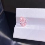 3.02ct pear cut fancy intense pink lab grown diamond 1 Выращенный в лаборатории бриллиант грушевидной огранки насыщенного розового цвета, фантазийный, 3,02 карата.