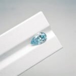 3.03ct pear cut fancy intense blue lab grown diamond 1 Diamante sintetico blu intenso, taglio a pera, fantasia, da 3,03 carati.