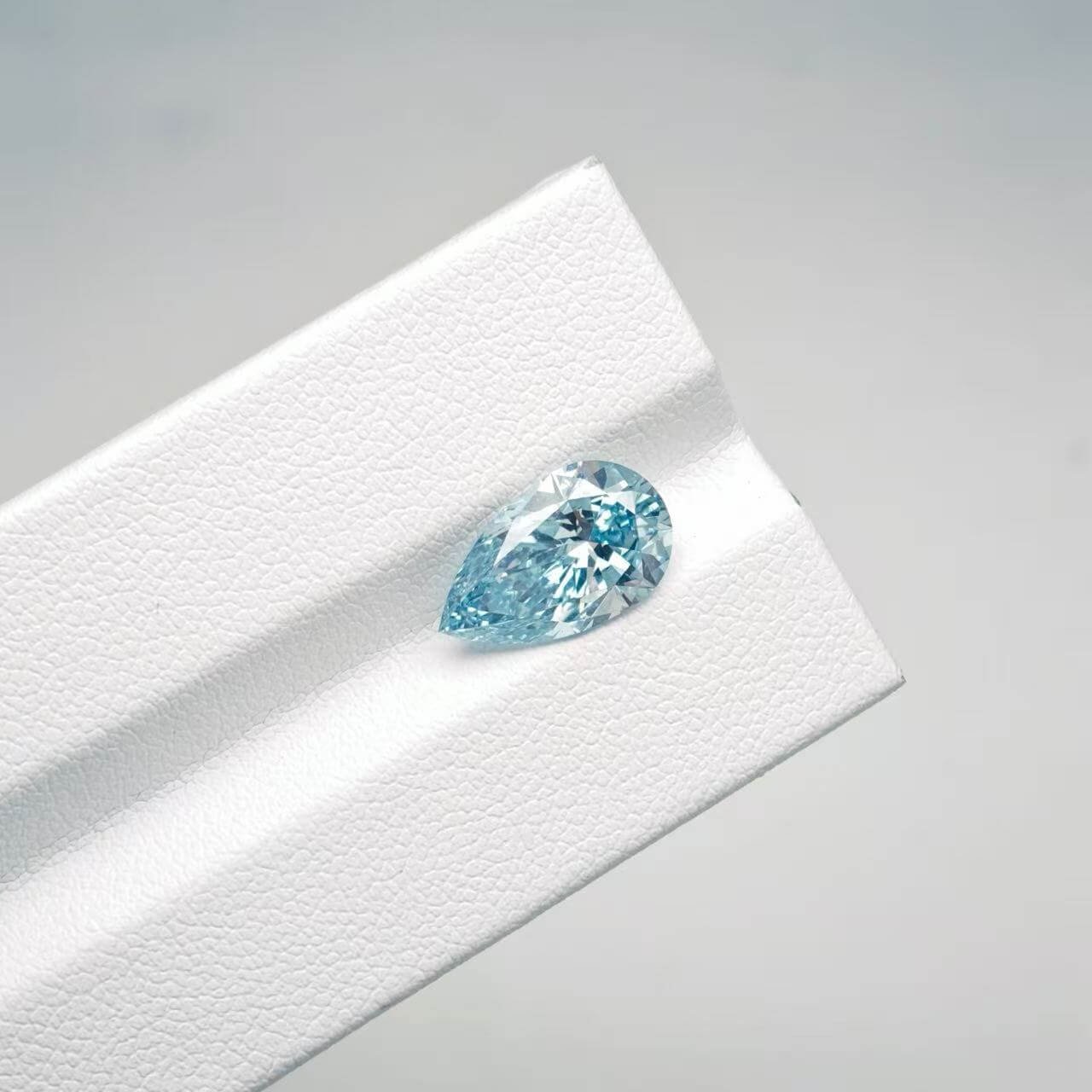 Diamante sintetico blu intenso, taglio a pera, fantasia, da 3,03 carati. Diamante sintetico blu intenso, taglio a pera, fantasia, da 3,03 carati.