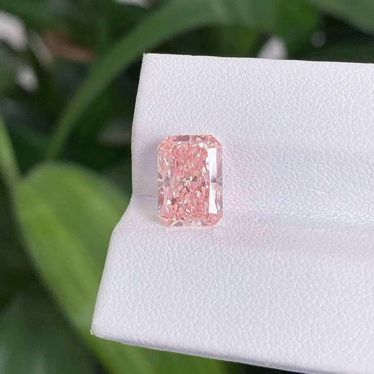 Kim cương nhân tạo màu hồng đậm, cắt kiểu radiant, 3,03ct